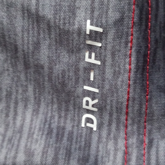 Boys size 5-6years old Nike dri-fit tshirt - Picture 4 of 5